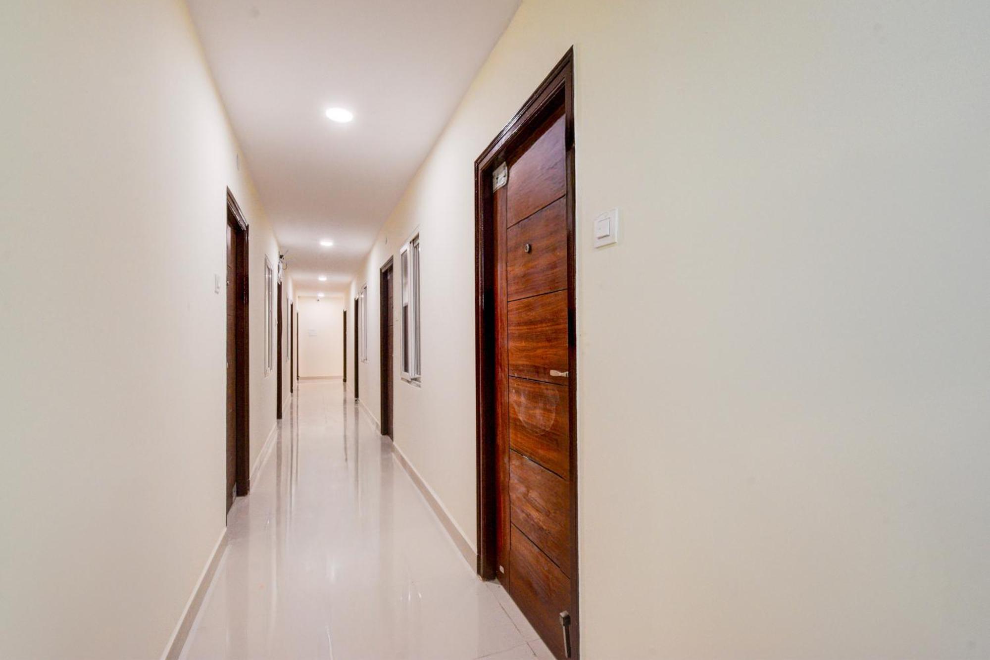 Super Townhouse Kukatpally North Formerly Munagala Arcade Haiderabad Buitenkant foto